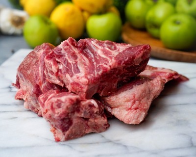Свинина на кости охлаждённая 1 кг - купить в Маяке
